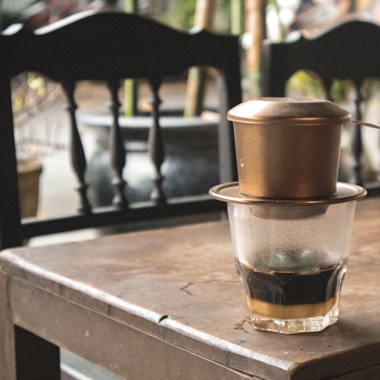 Cà phê phin trên bàn gỗ, ảnh từ Trúc Coffee