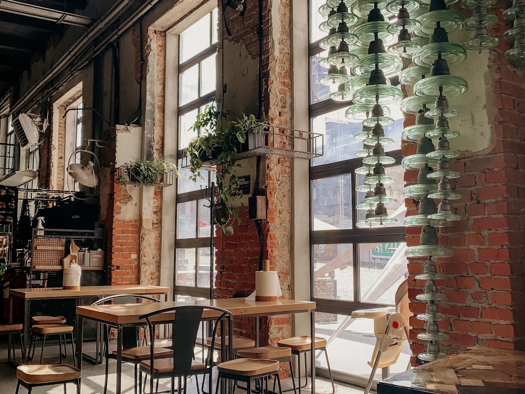Không gian Trúc Coffee với tường gạch, bàn ghế gỗ và cửa sổ lớn